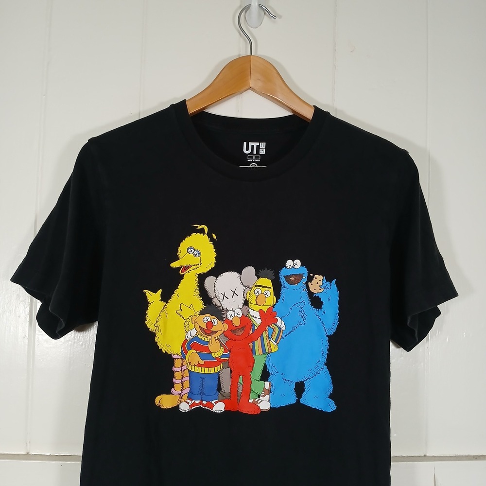 KAWS x Uniqlo Sesame Street T-Shirt Mens Small Black Graphic Crewneck Tee